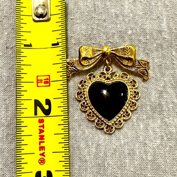 VINTAGE BLACK HEART & GOLD Mourning Metal Brooch Pin - Picture 2 of 5